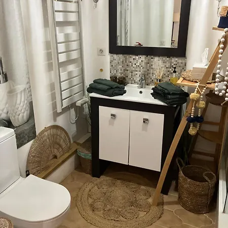 Guest house Independante Au Joli Mazet A Idealement Situe Entre La Garrigue Et La Nimes